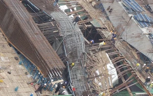Ảnh: Nhìn từ trên cao xuống vụ sập giàn giáo ở Hà Nội