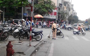 CSGT “nhập vai” công nhân quét rác trên đường phố Hà Nội