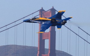 Cận cảnh máy bay chiến đấu F-18 bay ngang qua cầu Cổng Vàng