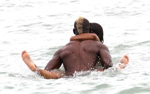 Balotelli và vợ sắp cưới công khai diễn “cảnh nóng” trên biển