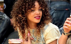 Ca sĩ Rihanna thoát y vì Brazil và Colombia