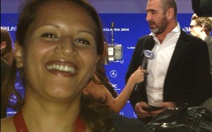 Góc AFF Cup: Nữ phóng viên xinh đẹp "cuồng" Man United