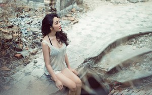 Thiếu nữ gợi cảm trong căn nhà hoang