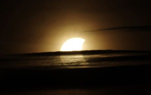 Đẹp mê hồn loạt ảnh mặt trời, mặt trăng 'chơi trốn tìm'