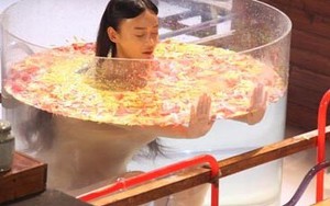 Dậy sóng vì cảnh tắm trần trụi của "ngọc nữ" Viên San San