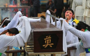 Khóc thuê đám ma - nghề kiếm bộn tiền tại Trung Quốc