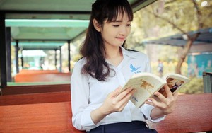 Nữ sinh học viện Hàng không xinh xắn, viết chữ đẹp như in