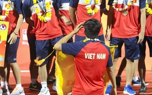 Đến lượt đội trưởng U21 Việt Nam diễn trò lố trên bục trao giải