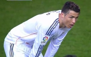 Cris Ronaldo bị trẻ ném bóng "troll"
