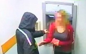 Táo tợn dùng dao cướp tiền ngay tại cây ATM
