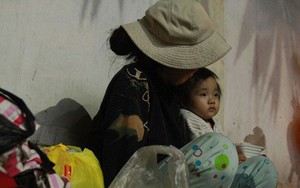 Bố qua đời, mẹ và bé gái 9 tháng tuổi ở vỉa hè, nhặt ve chai kiếm sống