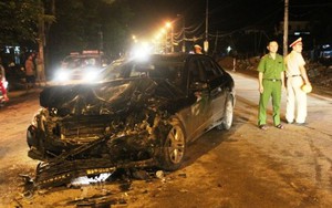 Lao thẳng vào taxi, cả Mercedes lẫn taxi "nát sọ"