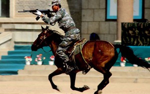 Cận cảnh kỵ binh Trung Quốc bắn AK trên lưng ngựa