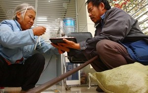 Hai vợ chồng ăn xin mang 2 bao tiền xu đi đổi gửi cho con gái học đại học