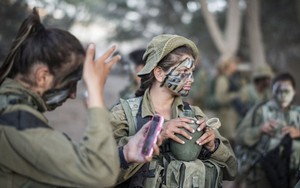 Tuần tra cùng nữ binh "mèo sa mạc" của Israel