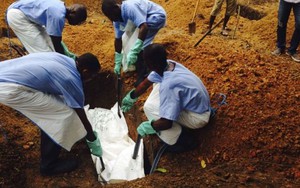 Những cái chết thương tâm bởi Ebola: Câu chuyện chưa có hồi kết