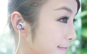 Mỹ nhân da trắng muốt, mắt long lanh cười với tai nghe cao cấp