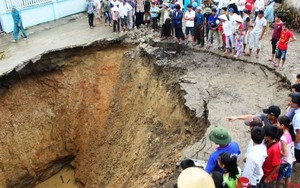 "Hố tử thần" bất ngờ xuất hiện, nguy cơ nuốt nhà dân