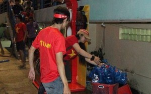 Nhiều CĐV ở lại nhặt rác sau trận hòa của tuyển Việt Nam