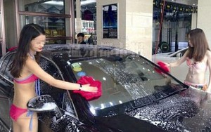 Sợ ế khách cửa hàng rửa xe "tung" nhân viên mặc bikini