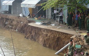 Sau vết nứt, nền nhà chìm xuống sông