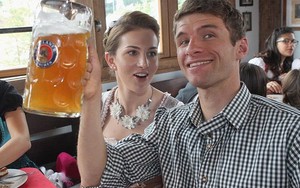 Uống bia, ngắm dàn WAG Bayern rực rỡ ở lễ hội Oktoberfest