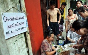 Người HN chen chúc mua xôi 5.000 đồng: Đựng bao tải, bán cả cân