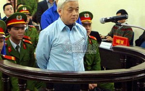 Hình ảnh bầu Kiên đứng nghe tuyên án phúc thẩm