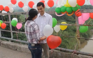 Màn cầu hôn đáng yêu bằng bóng bay trên cầu Long Biên