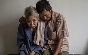 Bộ ảnh kể chuyện người chồng hàng chục năm chăm sóc vợ bệnh tật