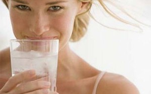 Một cách uống nước sai gây ung thư quá nhiều người mắc
