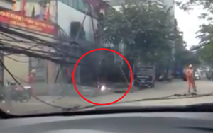 Clip: Dây điện chập nổ như pháo hoa giữa phố Hà Nội