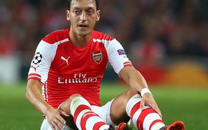 Arsenal đã hại đầu gối Mesut Ozil như thế nào?
