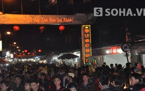 Hàng ngàn người chen chân ở chợ Viềng giữa đêm