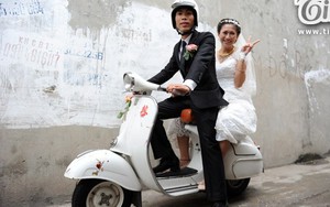 Chuyện tình của cặp đôi phượt khắp Việt Nam bằng vespa cổ