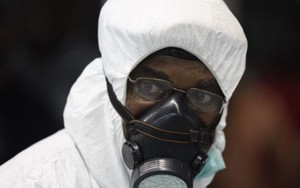 Chuyện ít người biết về các bác sỹ nơi tâm dịch Ebola