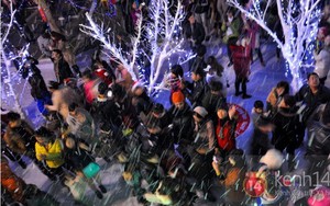 Người Hà Nội thích thú "hứng tuyết" đón Giáng sinh sớm