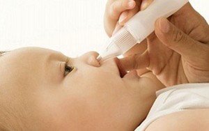 Chú ý: Không dùng nước muối sinh lý để rửa mũi cho con hàng ngày