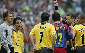 Arsene Wenger "nắn gân" Vua áo đen trước trận sinh tử