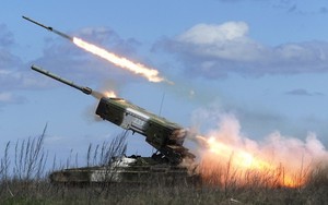 VIDEO: Pháo phản lực Nga ầm ầm khai hỏa gần biên giới Ukraine