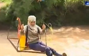 Clip người dân ngồi ròng rọc qua suối sâu