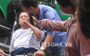 Cụ bà bại liệt bị xe buýt hất văng vào lề đường