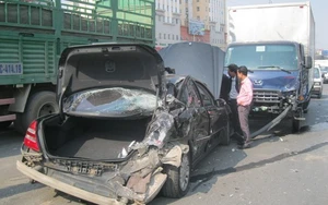Xe tải tông nát đuôi xe Mercedes ở đường trên cao
