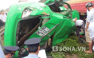 Tàu hỏa tông taxi “bay” xa 20m, nát bét