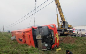 Đường trơn, xe giường nằm “nhào” xuống ruộng trên Quốc lộ 1A