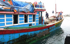 Hình ảnh tàu cá của ngư dân Việt Nam bị tàu Trung Quốc đâm hỏng