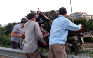 Nghề mới lạ lùng ở Hà Nội: "Cõng xe máy" trốn cảnh sát giao thông
