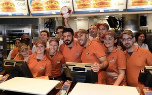 Nhà vô địch World Cup đi bán hàng McDonald's