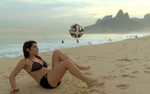 Siêu mẫu thách Messi đọ tài tâng bóng nghệ thuật