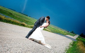 Cặp đôi liều lĩnh chụp ảnh cưới trước cơn bão lớn